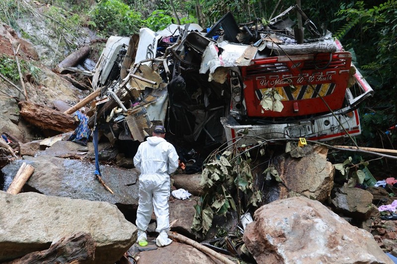Belasan siswa SMA yang sedang merayakan kelulusan mereka tewas ketika bus yang mereka naiki, jatuh ke jurang di barat laut Kolombia. (AFP/STRINGER)