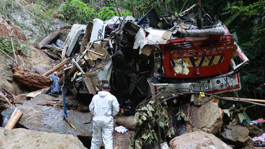 Belasan siswa SMA yang sedang merayakan kelulusan mereka tewas ketika bus yang mereka naiki, jatuh ke jurang di barat laut Kolombia. (AFP/STRINGER)