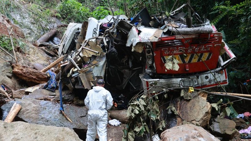 Belasan siswa SMA yang sedang merayakan kelulusan mereka tewas ketika bus yang mereka naiki, jatuh ke jurang di barat laut Kolombia. (AFP/STRINGER)