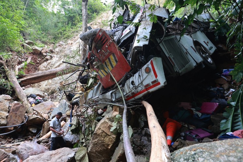 Belasan siswa SMA yang sedang merayakan kelulusan mereka tewas ketika bus yang mereka naiki, jatuh ke jurang di barat laut Kolombia. (AFP/STRINGER)