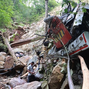 Potret Bus Bawa Pelajar Masuk ke Jurang, Hancur Parah-17 Orang Tewas