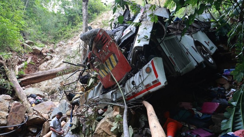 Belasan siswa SMA yang sedang merayakan kelulusan mereka tewas ketika bus yang mereka naiki, jatuh ke jurang di barat laut Kolombia. (AFP/STRINGER)