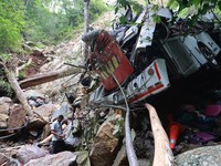 Potret Bus Bawa Pelajar Masuk ke Jurang, Hancur Parah-17 Orang Tewas