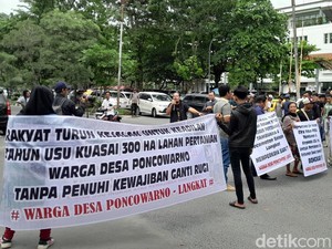 Warga Desa Poncowarno Aksi di Depan USU, Tuntut Ganti Rugi Lahan 300 Hektare