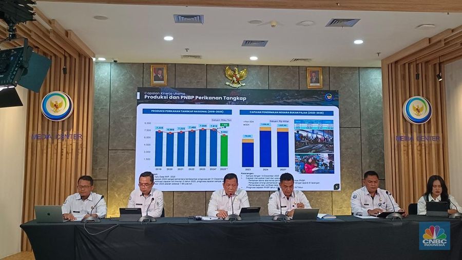 Direktur Jenderal Perikanan Tangkap Kementerian Kelautan dan Perikanan (KKP) Lotharia Latif bersama jajarannya, saat konferensi pers di Media Center KKP, Jakarta, Senin (15/12/2025). (CNBC Indonesia/Martyasari Rizky)