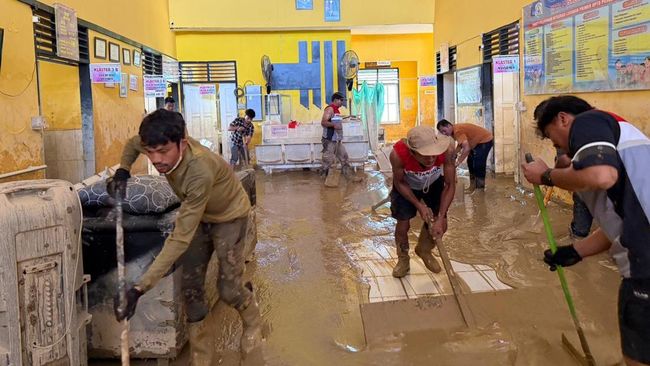 Relawan Pertamina Bersihkan Puskesmas Rantau di Posko Aceh Tamiang