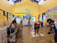 Relawan Pertamina Bersihkan Puskesmas Rantau di Posko Aceh Tamiang