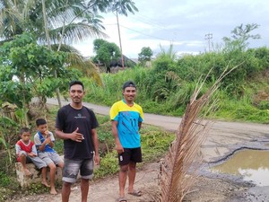 Warga Keluhkan Jalan Provinsi Rusak di Manggarai Barat, 8 Mobil Terperosok