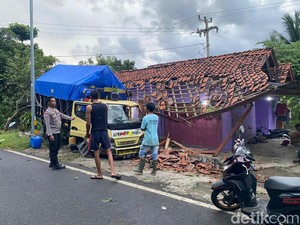 Insiden Truk Tabrak Rumah gegara Kucing Lewat di Tasikmalaya