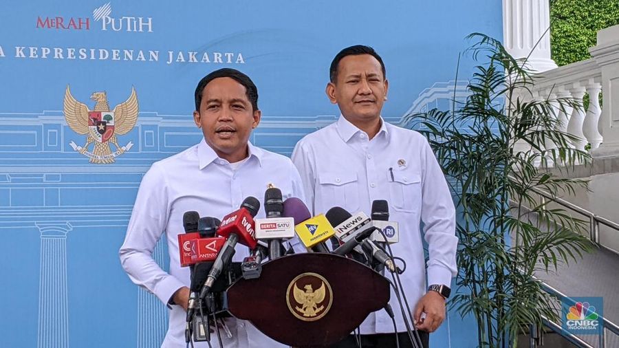 Menteri Kehutanan Raja Juli Antoni usai rapat terbatas bersama Presiden Prabowo Subianto di Istana Negara, Senin (15/12/2025). (CNBC Indonesia/Emir Yanwardhana)