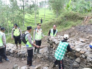 Kapolres Pekalongan Pimpin Pembangunan Jembatan: Akses Pendidikan Warga