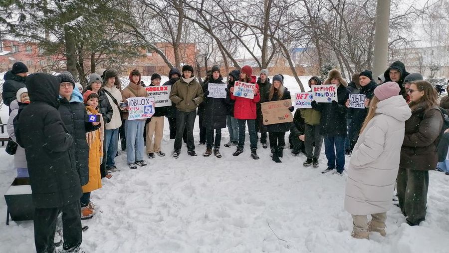 Orang-orang berpartisipasi dalam protes menentang larangan Rusia terhadap platform game anak-anak AS, Roblox, di kota Tomsk, Siberia, Rusia, 14 Desember 2025. (REUTERS/Anton Isakov)