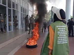Ketua RT/RW Palopo Demo Tunggakan Insentif saat Walkot Hadiri Paripurna APBD