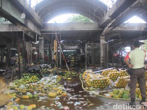 Total 350 Kios Buah Terbakar di Pasar Induk Kramat Jati