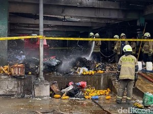 2 Robot Damkar Dikerahkan Padamkan Api di Pasar Induk Kramat Jati