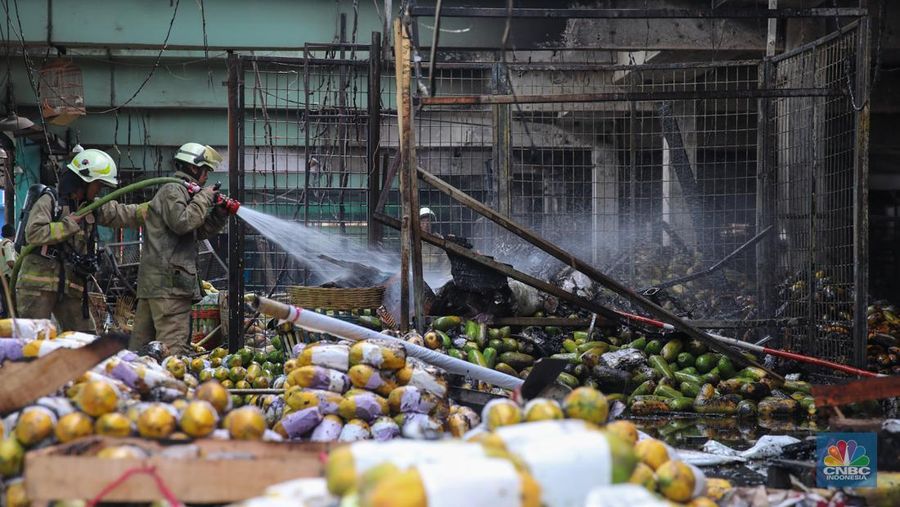 Petugas melakukan pemadaman kebakaran yang melanda Pasar Induk Kramat Jati, Jakarta, Senin (15/12/2025). (CNBC Indonesia/Faisal Rahman)