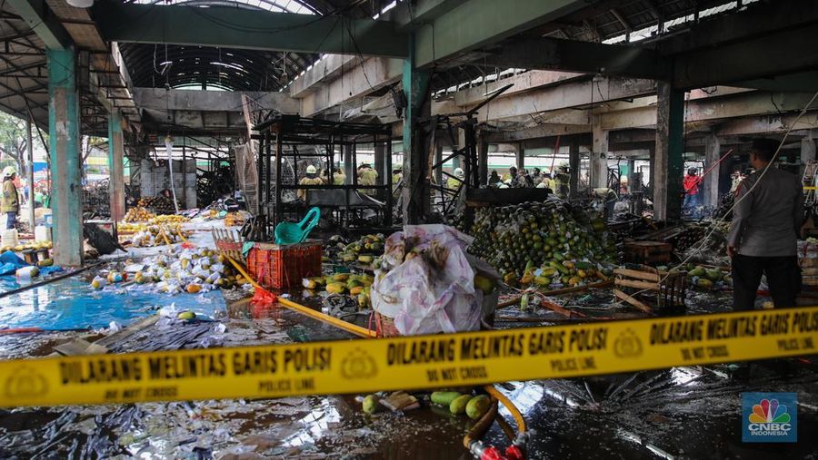 Petugas melakukan pemadaman kebakaran yang melanda Pasar Induk Kramat Jati, Jakarta, Senin (15/12/2025). (CNBC Indonesia/Faisal Rahman)