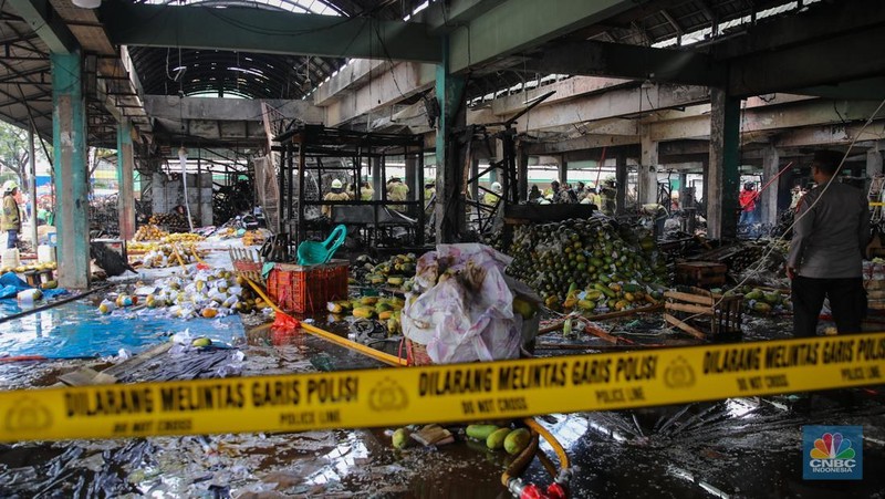 Petugas melakukan pemadaman kebakaran yang melanda Pasar Induk Kramat Jati, Jakarta, Senin (15/12/2025). (CNBC Indonesia/Faisal Rahman)