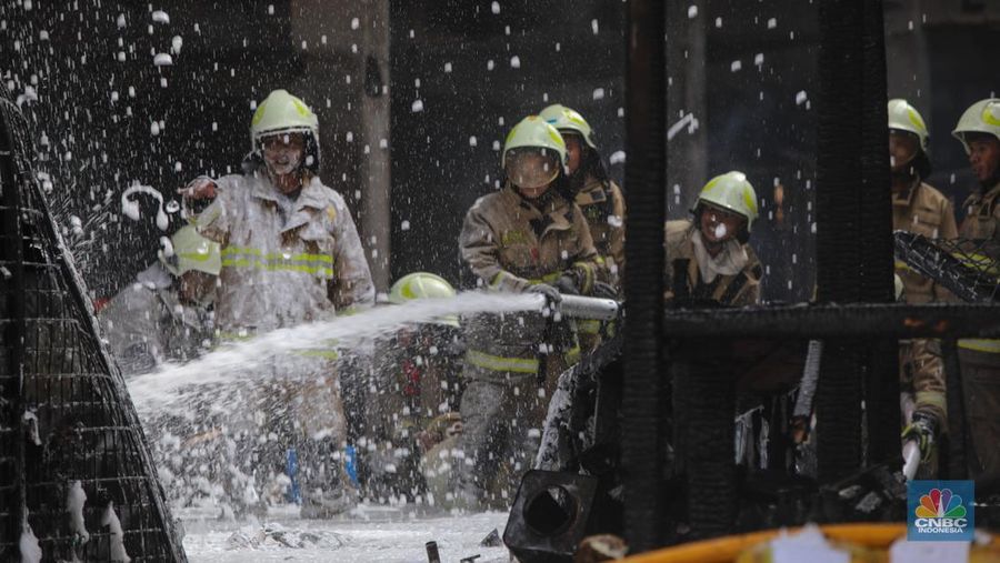 Petugas melakukan pemadaman kebakaran yang melanda Pasar Induk Kramat Jati, Jakarta, Senin (15/12/2025). (CNBC Indonesia/Faisal Rahman)