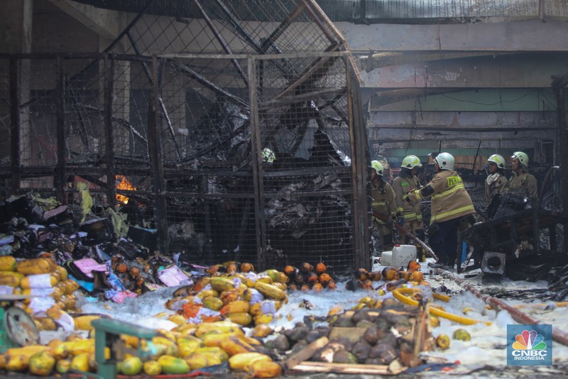 Petugas melakukan pemadaman kebakaran yang melanda Pasar Induk Kramat Jati, Jakarta, Senin (15/12/2025). (CNBC Indonesia/Faisal Rahman)