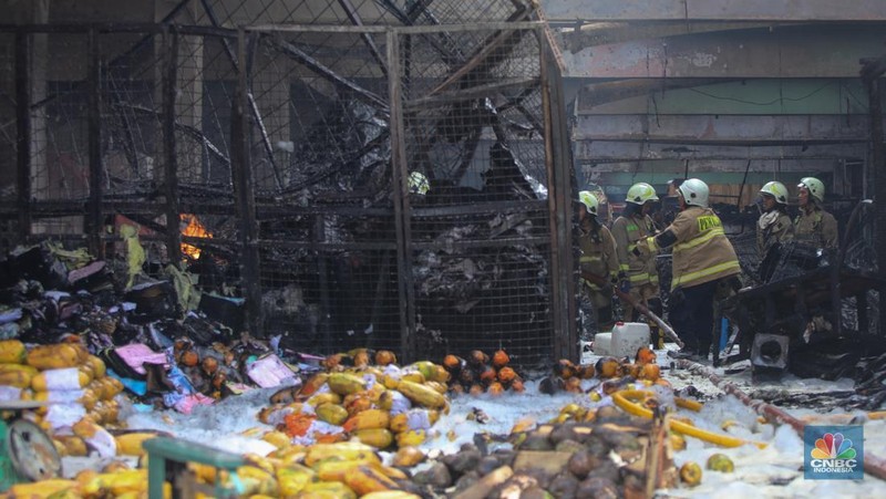 Petugas melakukan pemadaman kebakaran yang melanda Pasar Induk Kramat Jati, Jakarta, Senin (15/12/2025). (CNBC Indonesia/Faisal Rahman)