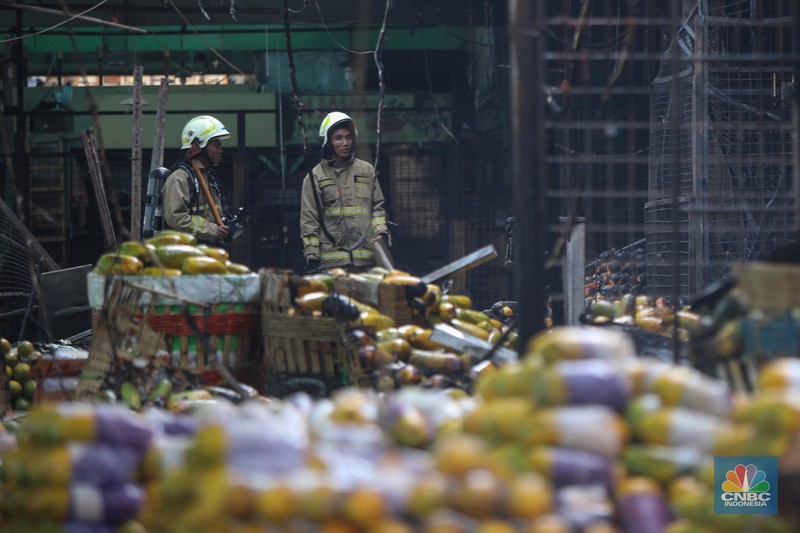 Petugas melakukan pemadaman kebakaran yang melanda Pasar Induk Kramat Jati, Jakarta, Senin (15/12/2025). (CNBC Indonesia/Faisal Rahman)