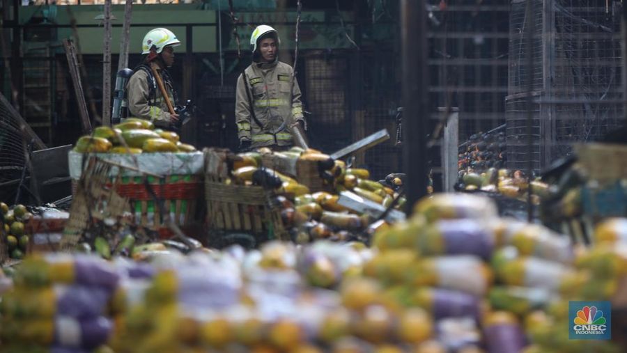 Petugas melakukan pemadaman kebakaran yang melanda Pasar Induk Kramat Jati, Jakarta, Senin (15/12/2025). (CNBC Indonesia/Faisal Rahman)