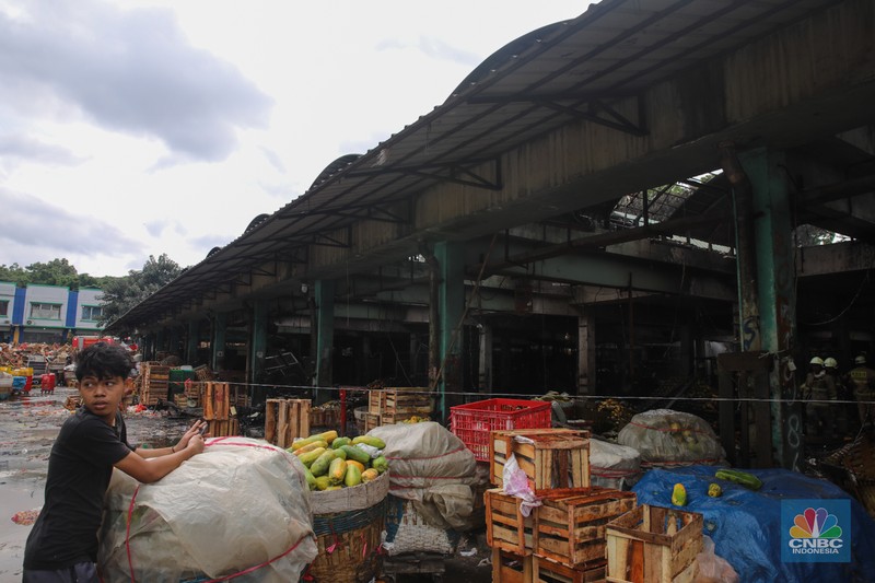 Petugas melakukan pemadaman kebakaran yang melanda Pasar Induk Kramat Jati, Jakarta, Senin (15/12/2025). (CNBC Indonesia/Faisal Rahman)