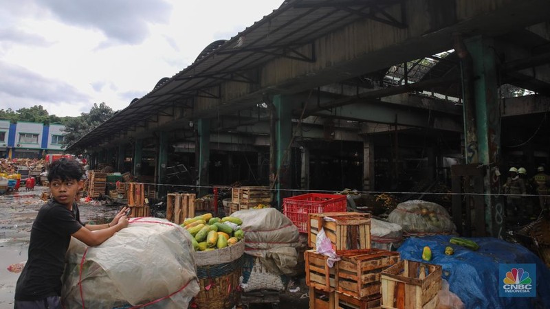 Petugas melakukan pemadaman kebakaran yang melanda Pasar Induk Kramat Jati, Jakarta, Senin (15/12/2025). (CNBC Indonesia/Faisal Rahman)