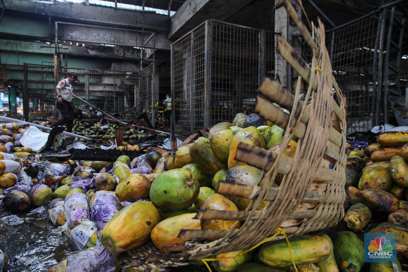 Petugas melakukan pemadaman kebakaran yang melanda Pasar Induk Kramat Jati, Jakarta, Senin (15/12/2025). (CNBC Indonesia/Faisal Rahman)