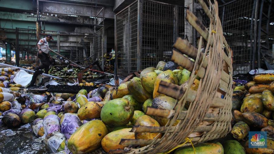 Petugas melakukan pemadaman kebakaran yang melanda Pasar Induk Kramat Jati, Jakarta, Senin (15/12/2025). (CNBC Indonesia/Faisal Rahman)