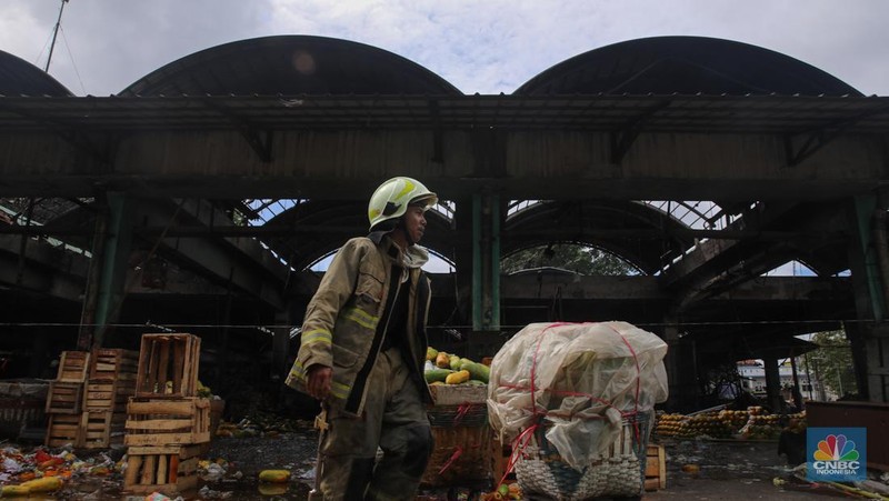 Petugas melakukan pemadaman kebakaran yang melanda Pasar Induk Kramat Jati, Jakarta, Senin (15/12/2025). (CNBC Indonesia/Faisal Rahman)