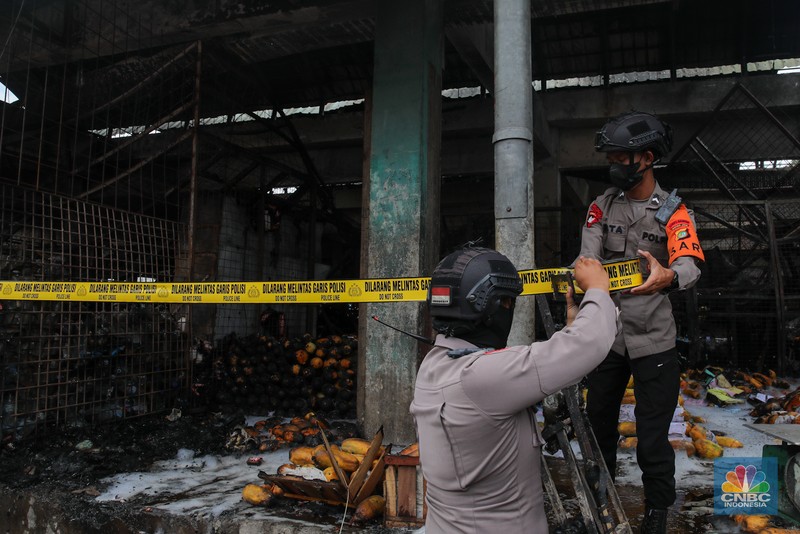 Petugas melakukan pemadaman kebakaran yang melanda Pasar Induk Kramat Jati, Jakarta, Senin (15/12/2025). (CNBC Indonesia/Faisal Rahman)