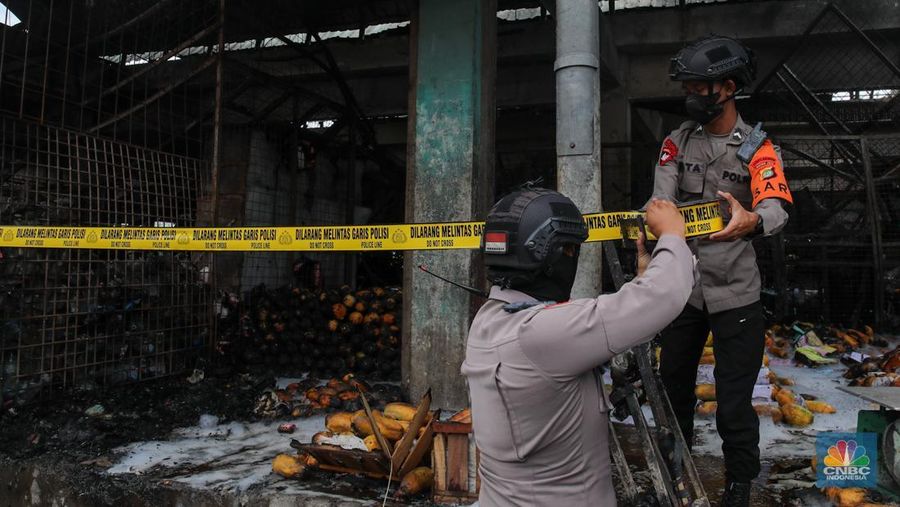 Petugas melakukan pemadaman kebakaran yang melanda Pasar Induk Kramat Jati, Jakarta, Senin (15/12/2025). (CNBC Indonesia/Faisal Rahman)