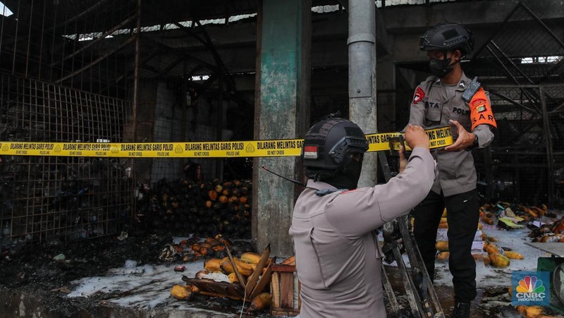 Petugas melakukan pemadaman kebakaran yang melanda Pasar Induk Kramat Jati, Jakarta, Senin (15/12/2025). (CNBC Indonesia/Faisal Rahman)