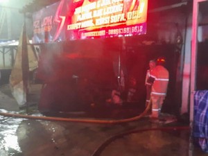 Dini Hari Mencekam Saat 7 Kios di Ciamis Hangus Dilalap Api