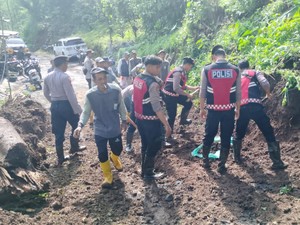 Polres Probolinggo Bersama Warga Bersihkan Material Banjir Bandang