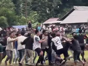 Turnamen Sepakbola di Sinjai Ricuh, Suporter Keroyok Wasit di Lapangan