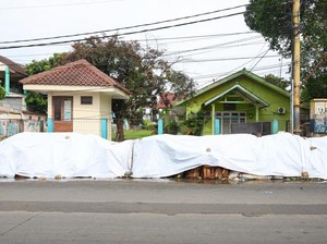 Walkot Tangsel Minta Maaf, Tumpukan Sampah Ditutup Terpal Cuma Sementara