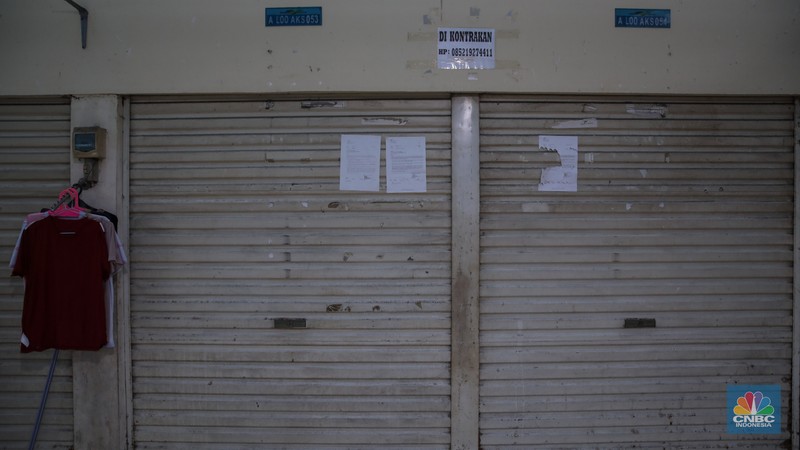 Suasana Pasar Gondangdia di kawasan Menteng, Jakarta, Senin (15/12/2025). Pedagang mengeluhkan sepinya sepinya pembeli yang berbelanja. (CNBC Indonesia/Faisal Rahman)