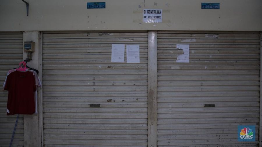 Suasana Pasar Gondangdia di kawasan Menteng, Jakarta, Senin (15/12/2025). Pedagang mengeluhkan sepinya sepinya pembeli yang berbelanja. (CNBC Indonesia/Faisal Rahman)