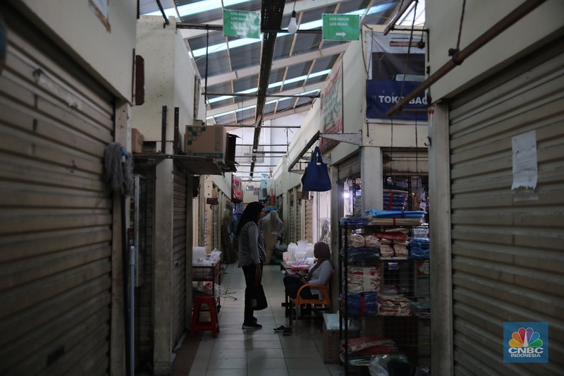 Suasana Pasar Gondangdia di kawasan Menteng, Jakarta, Senin (15/12/2025). Pedagang mengeluhkan sepinya sepinya pembeli yang berbelanja. (CNBC Indonesia/Faisal Rahman)