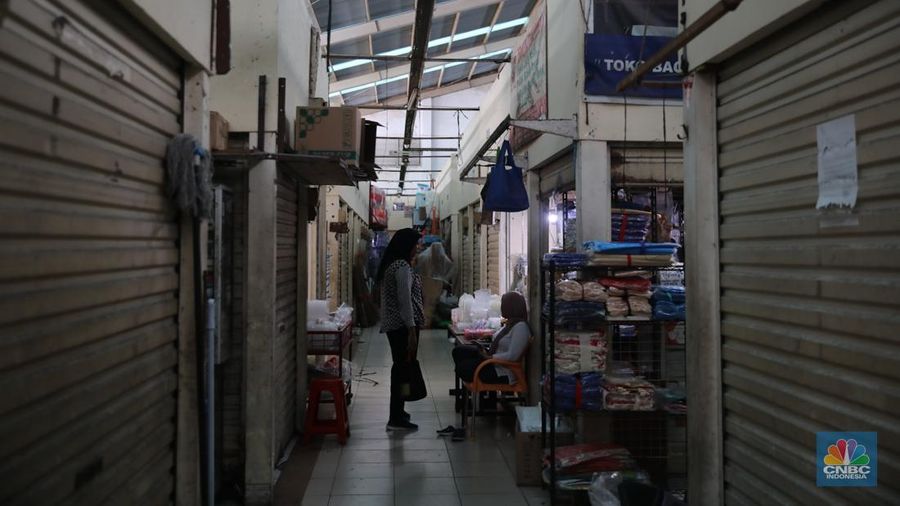 Suasana Pasar Gondangdia di kawasan Menteng, Jakarta, Senin (15/12/2025). Pedagang mengeluhkan sepinya sepinya pembeli yang berbelanja. (CNBC Indonesia/Faisal Rahman)
