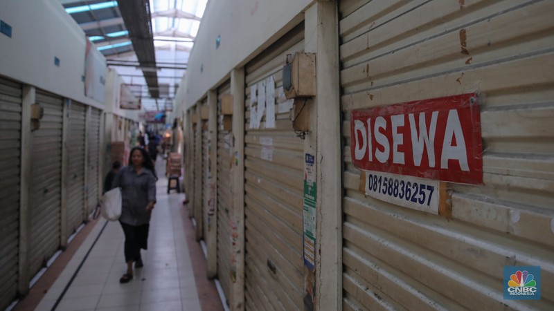Suasana Pasar Gondangdia di kawasan Menteng, Jakarta, Senin (15/12/2025). Pedagang mengeluhkan sepinya sepinya pembeli yang berbelanja. (CNBC Indonesia/Faisal Rahman)