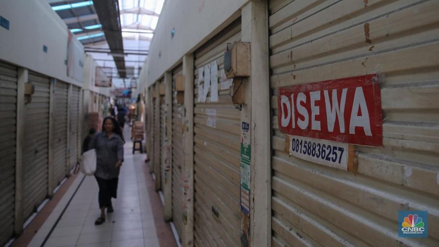 Suasana Pasar Gondangdia di kawasan Menteng, Jakarta, Senin (15/12/2025). Pedagang mengeluhkan sepinya sepinya pembeli yang berbelanja. (CNBC Indonesia/Faisal Rahman)