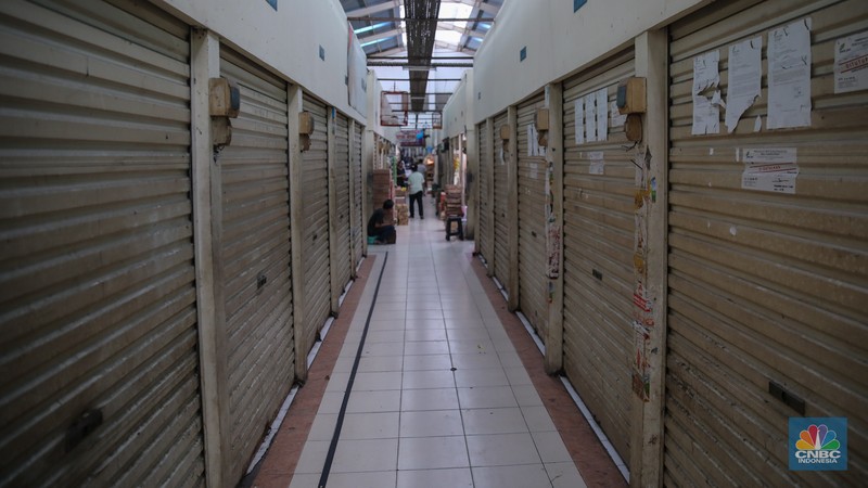 Suasana Pasar Gondangdia di kawasan Menteng, Jakarta, Senin (15/12/2025). Pedagang mengeluhkan sepinya sepinya pembeli yang berbelanja. (CNBC Indonesia/Faisal Rahman)