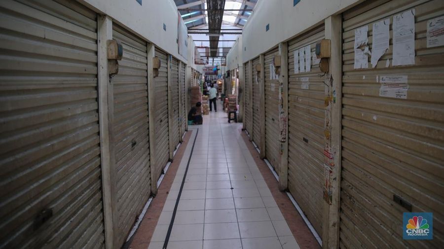 Suasana Pasar Gondangdia di kawasan Menteng, Jakarta, Senin (15/12/2025). Pedagang mengeluhkan sepinya sepinya pembeli yang berbelanja. (CNBC Indonesia/Faisal Rahman)