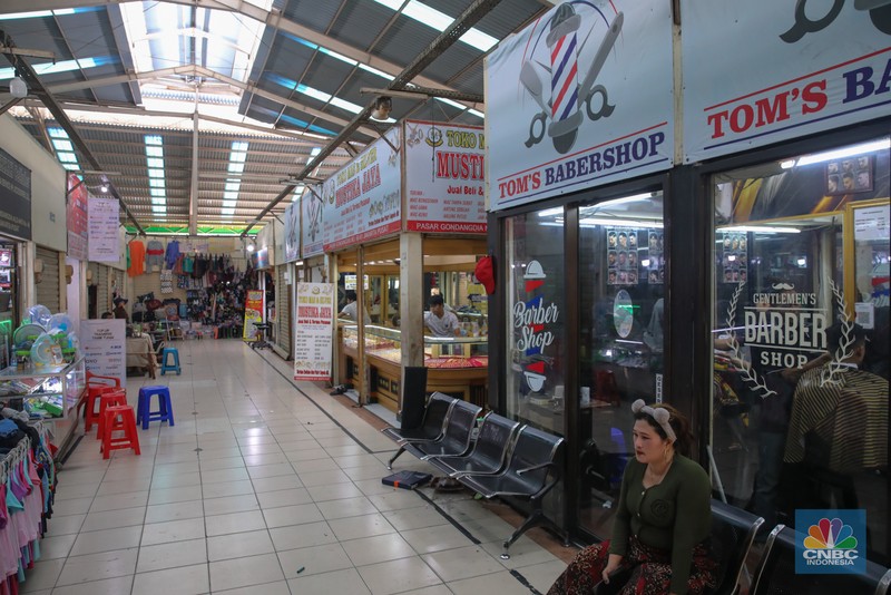 Suasana Pasar Gondangdia di kawasan Menteng, Jakarta, Senin (15/12/2025). Pedagang mengeluhkan sepinya sepinya pembeli yang berbelanja. (CNBC Indonesia/Faisal Rahman)