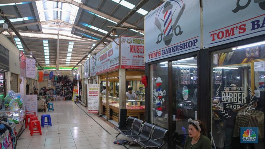 Suasana Pasar Gondangdia di kawasan Menteng, Jakarta, Senin (15/12/2025). Pedagang mengeluhkan sepinya sepinya pembeli yang berbelanja. (CNBC Indonesia/Faisal Rahman)