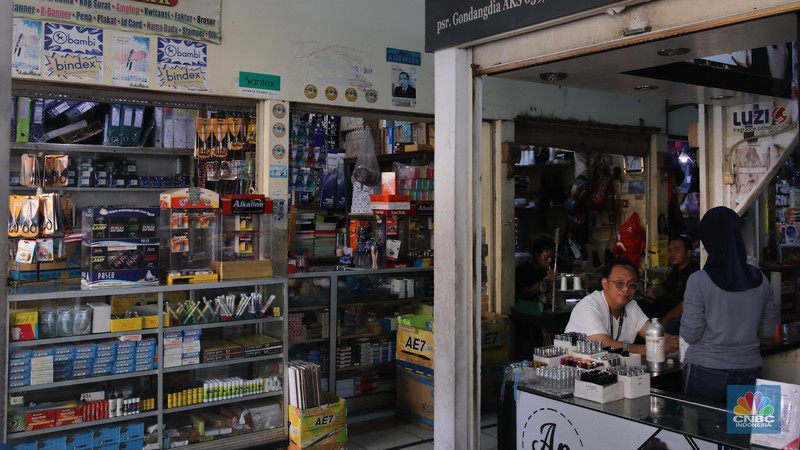 Suasana Pasar Gondangdia di kawasan Menteng, Jakarta, Senin (15/12/2025). Pedagang mengeluhkan sepinya sepinya pembeli yang berbelanja. (CNBC Indonesia/Faisal Rahman)